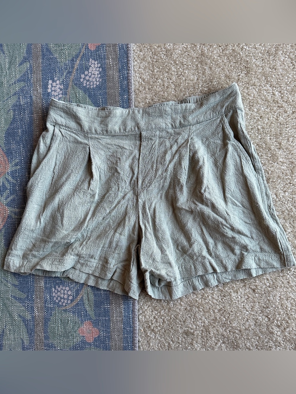 High-Waist Pleated Linen-Blend Women's Shorts in Light Sage